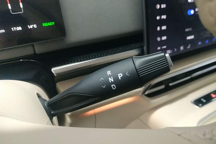 Used VOYAH Dream 2025 PHEV Four-Wheel-Drive Flagship Kunpeng Edition
