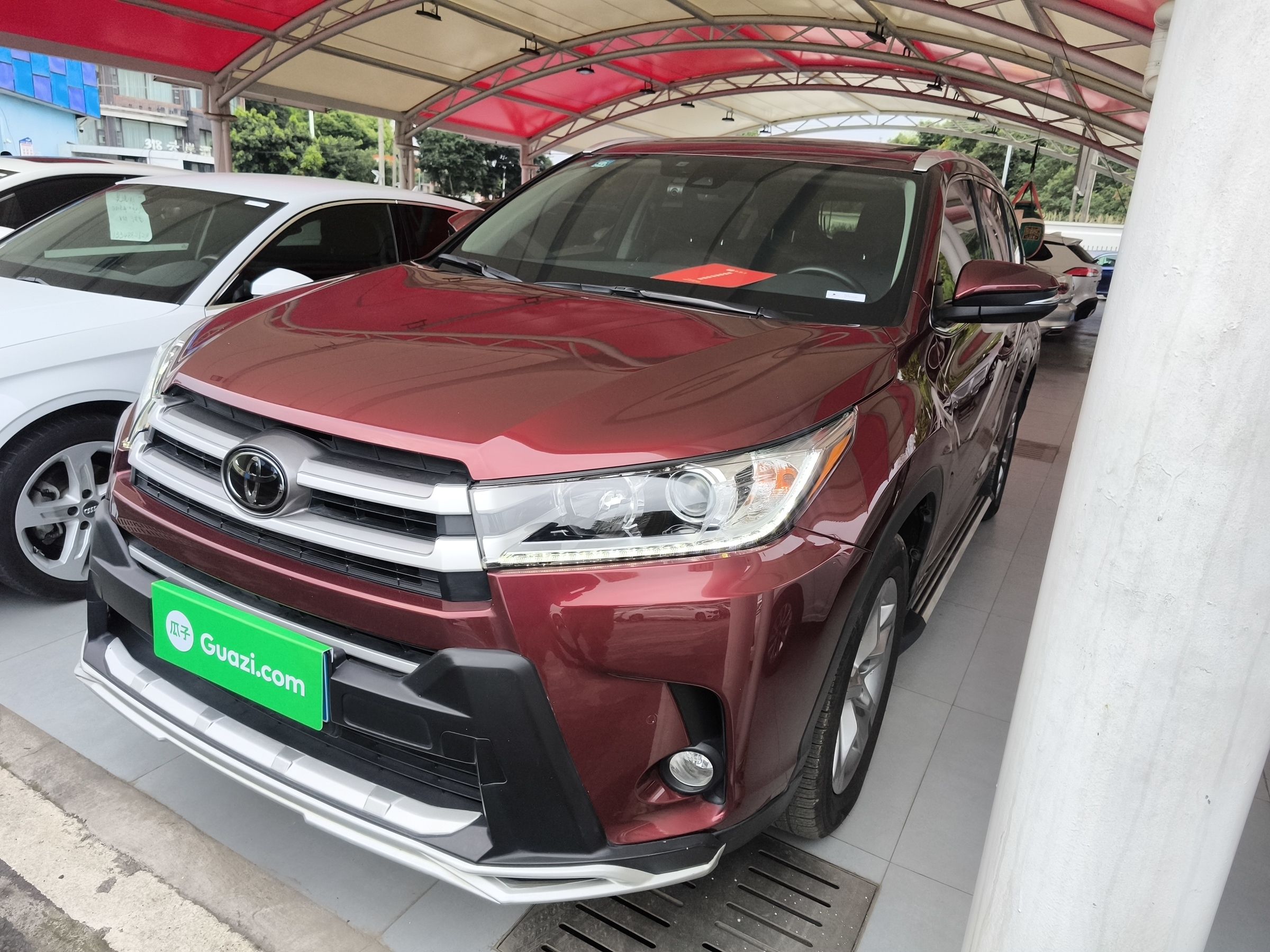 تحت مقدمة السيارة