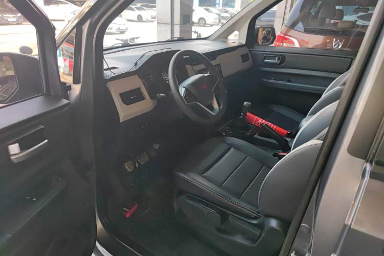Used Wuling Zhengcheng 2021 1.5T Manual Luxury Commercial Vehicle Driver Seat
