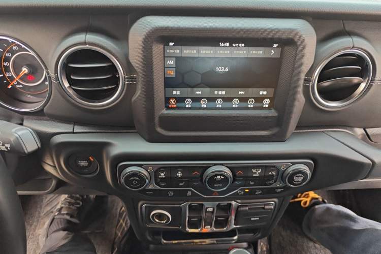 Used Jeep Wrangler 2019 2.0T Sahara Four-Door Version China VI Emission Standard Audio And AC Panel