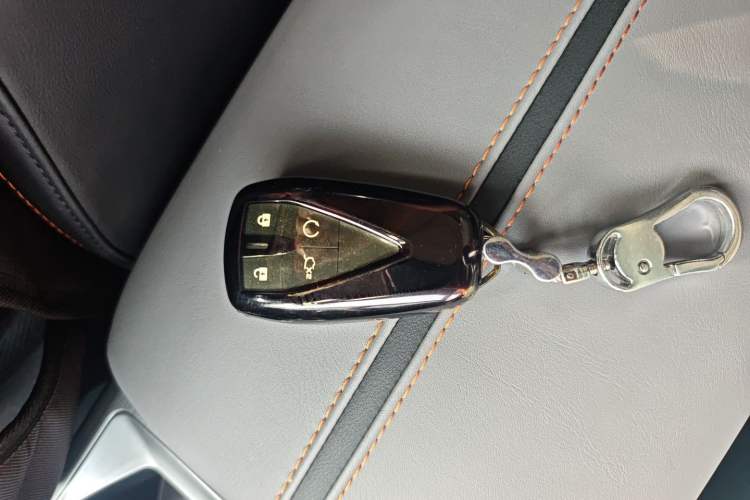 Used CHANGAN OSHAN Z6 2023 Blue Whale 1.5T DCT Smart-Led City Edition