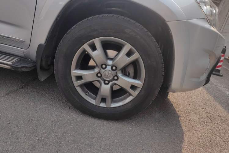 Used Toyota RAV4 2012 Luxurious 2.4L Automatic 4x4 with Stylish Features