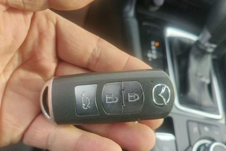 Used Mazda 3 Axela 2017 Sedan 1.5L Automatic Luxury Model Emission Standard China V Vehicle Key