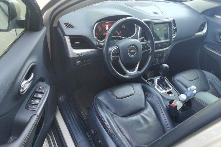 Used Jeep Cherokee 2017 2.4L Leading Smart Edition
