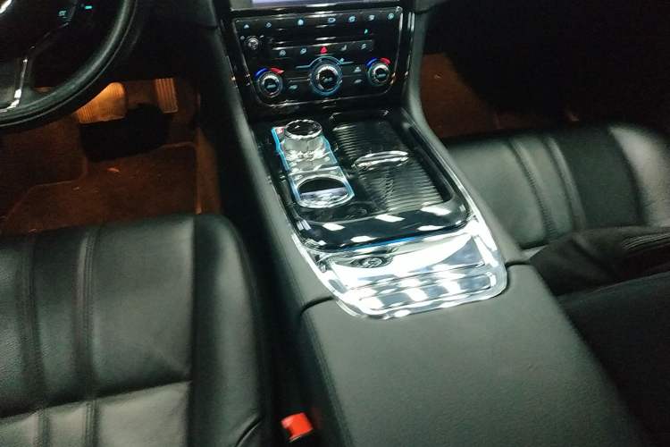 Used Jaguar XJ 2016 XJL 2.0T Two-Wheel-Drive Elegant Business Edition
