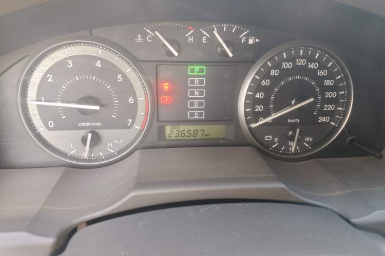 Used Toyota Land Cruiser 2012 4.0L Automatic VX Odometer Close Up