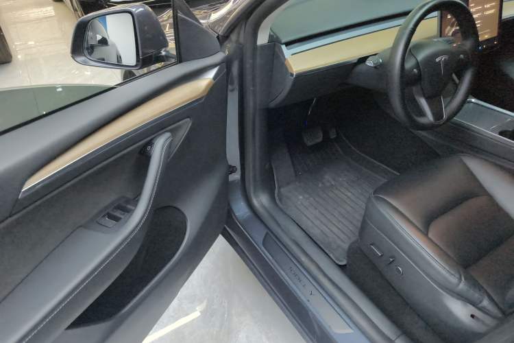 Used Tesla Model Y 2022 Long-Range All-Wheel-Drive Version
