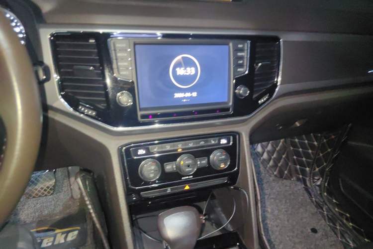 Used Volkswagen Teramont 2017 330TSI Two-Wheel-Drive Luxury Edition Audio And AC Panel