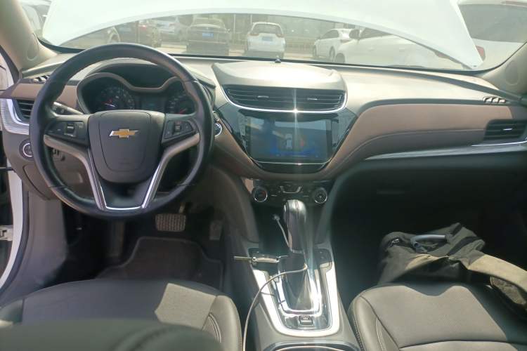 Used Chevrolet Malibu 2018 530T Automatic Luxury Edition Center Console