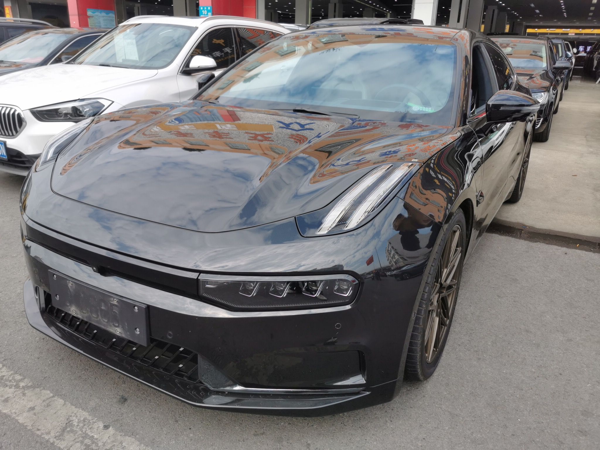 Под передней частью автомобиля