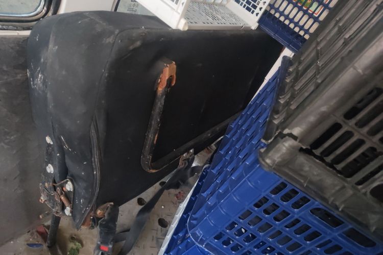 Used Iveco Daily 2021 2.5T A40 M1 Passenger Van 5-9 Seats Long Wheelbase Mid-Roof Design Dual Tires Manual Doors