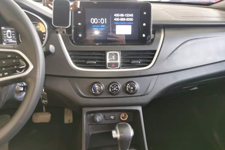 Used Baojun 730 2019 1.5T CVT Fashion Model 7 Seats China V Emission Standard Audio And AC Panel