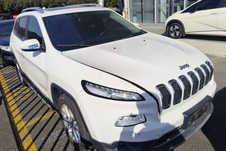 Used Jeep Cherokee 2016 2.4L Leading Smart Version
