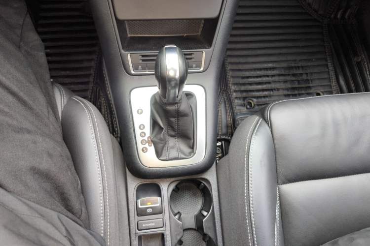 Used Volkswagen Tiguan 2017 300TSI Automatic Two-Wheel Drive Silk Road Comfort Edition Gear Lever