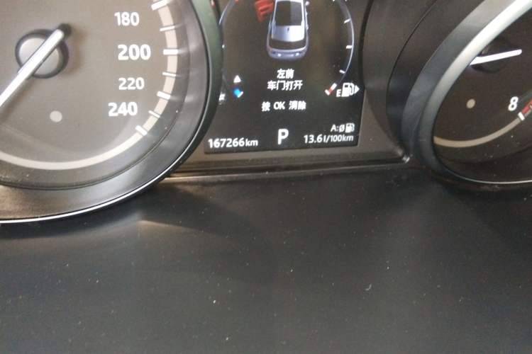 Used Land Rover Discovery Sport 2017 2.0T HSE Odometer Close Up