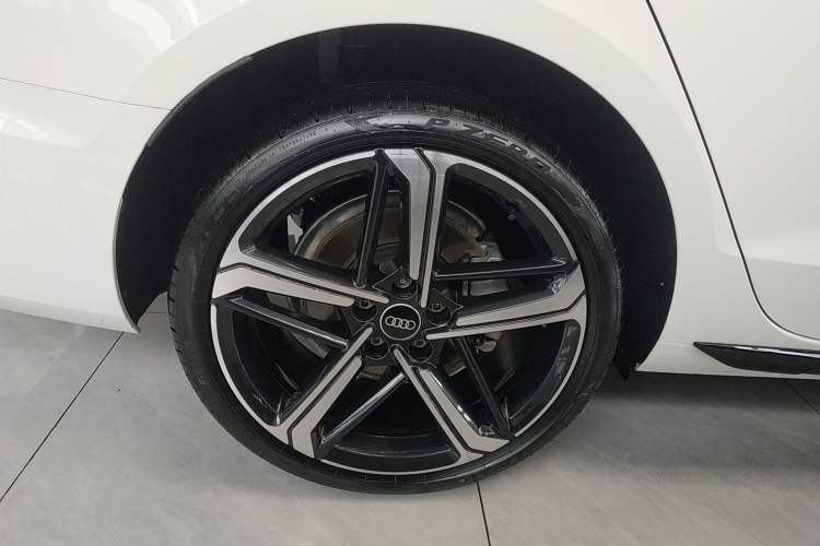 Used Audi A4L 2024 40 TFSI Luxury Dynamic Edition Right Rear Wheel Hub