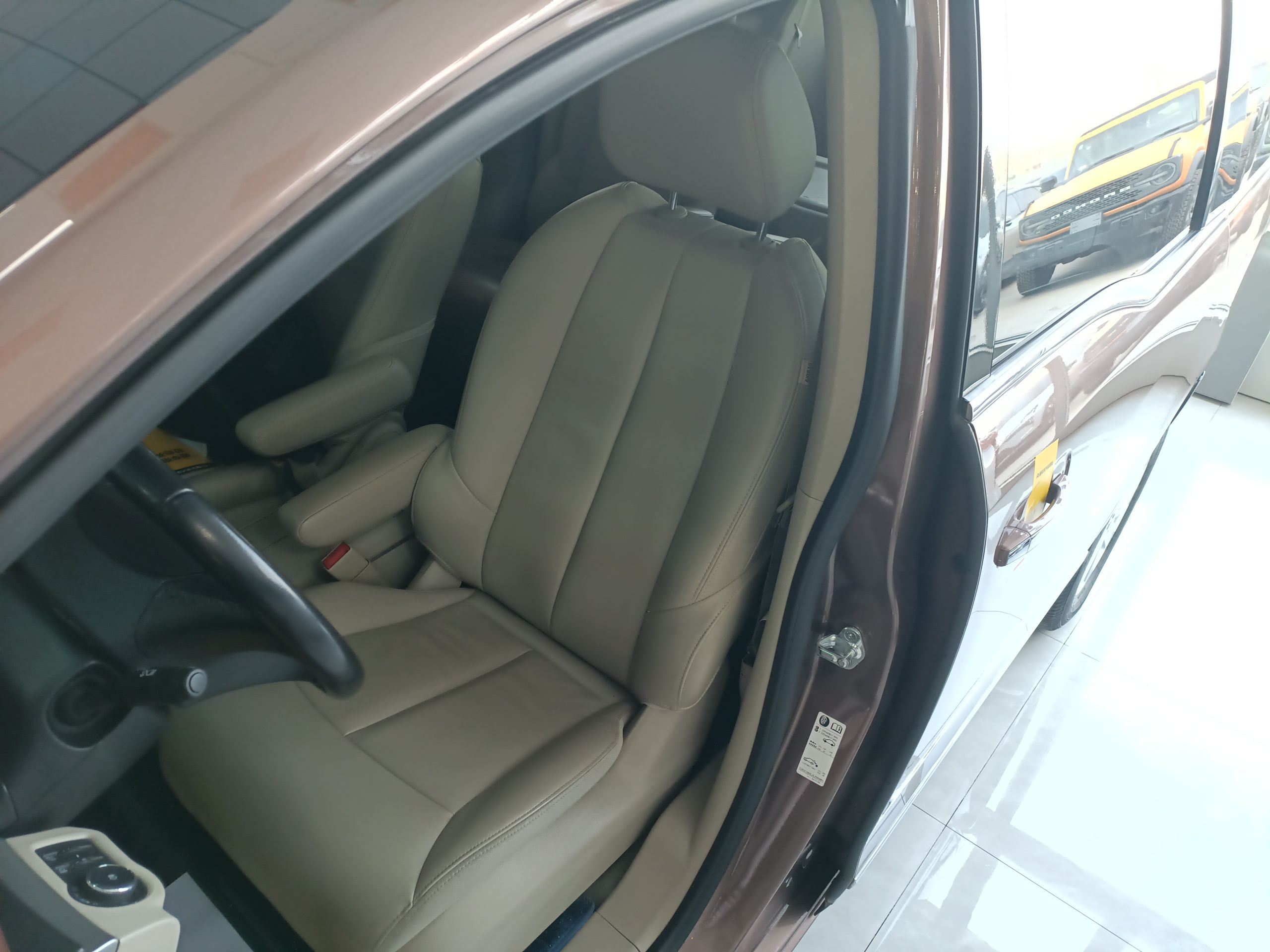 المقاعد الأمامية داخل السيارة