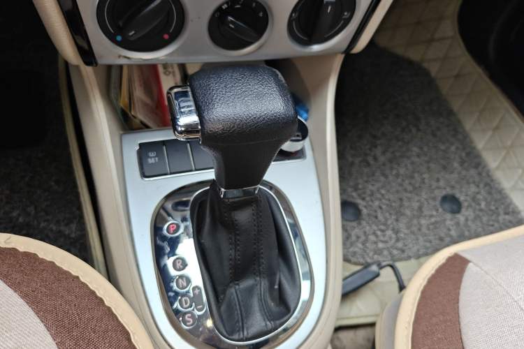 Used Volkswagen Lavida 2011 1.6L Automatic Premium Edition Gear Lever