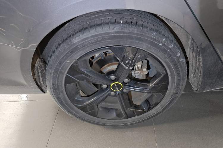 Used Roewe i6 MAX 2020 300TGI Automatic "Swell Cool Smart Drive" Edition Right Rear Wheel Hub