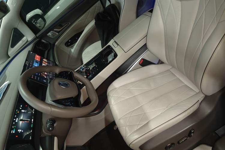 Used Denza D9 2022 DM-i 970 Four-Wheel Drive Flagship Model
