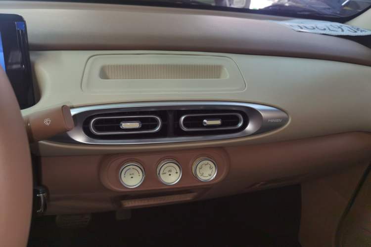 Used Wuling Hongguang MINIEV 2025 Four-Door Version Advanced Edition Audio And AC Panel