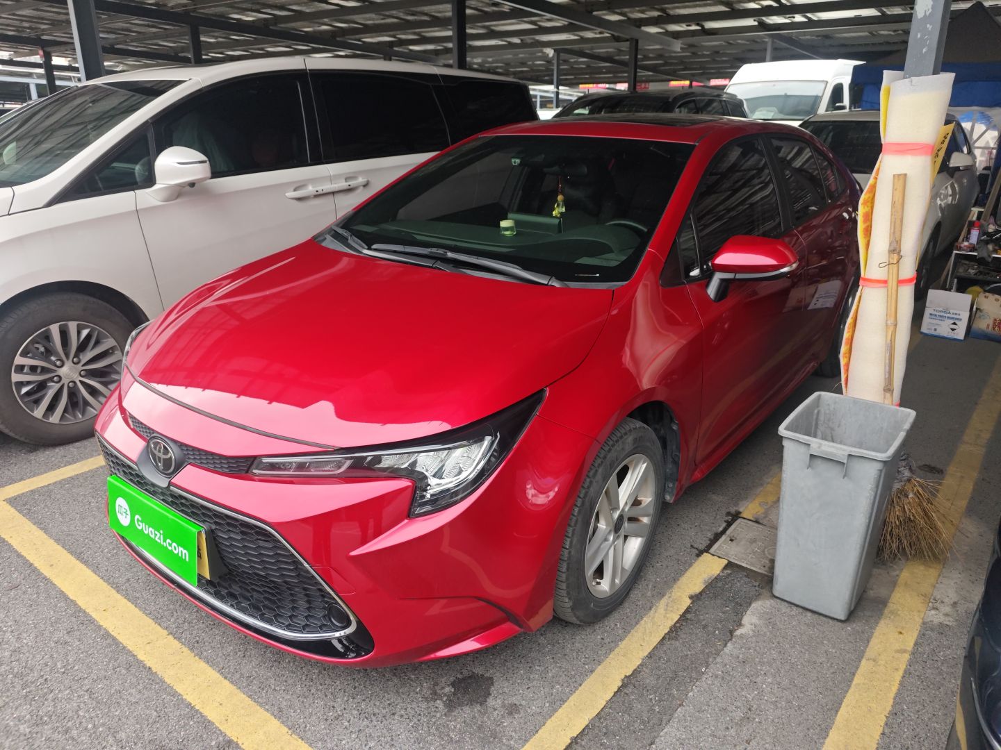 تحت مقدمة السيارة