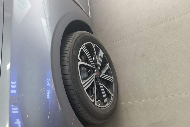 Used Hongqi H5 PHEV 2025 170 Super Hybrid Version Left Front Wheel Hub