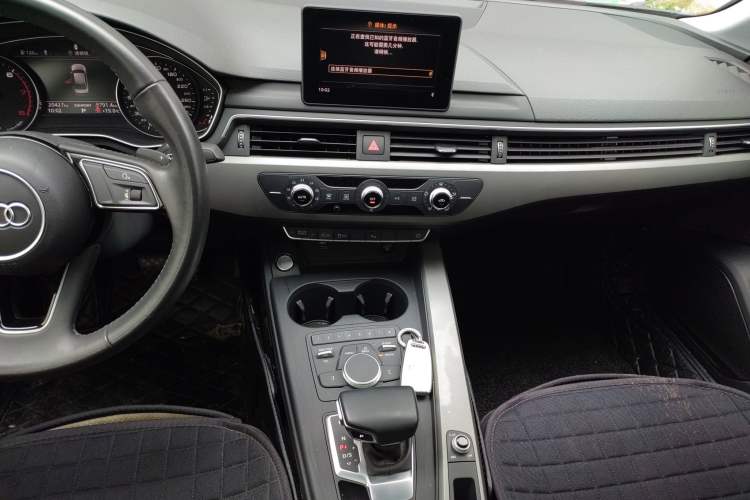 Used Audi A4L 2019 40 TFSI Ambition China VI Audio And AC Panel