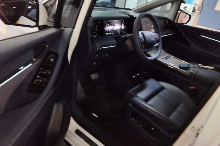 Used GAC Trumpchi Xiangwang M8 2025 Kunkun Series Max Luxury Cabin
