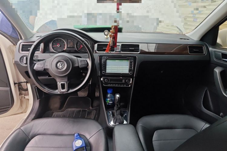 Used Volkswagen Santana 2013 1.6L Automatic Luxury Edition Center Console
