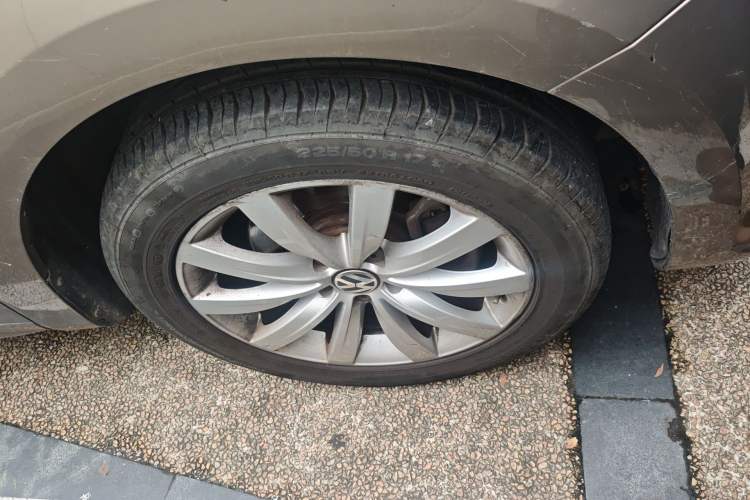 Used Volkswagen Sharan 2014 2.0 TSI Comfort Model Right Front Wheel Hub