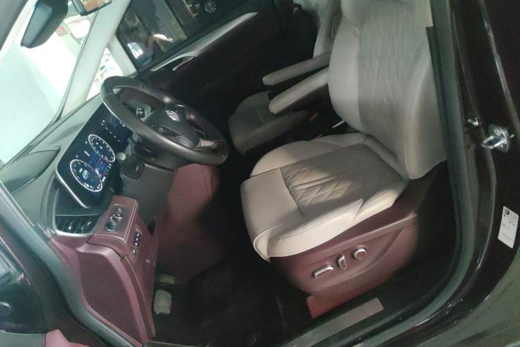 Used Buick GL8 2022 Avenir Aivia Six-Seat Deluxe Edition Left Front Seat