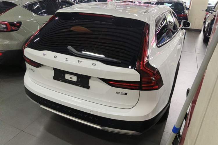 Used Volvo V90 2023 Cross Country B5 AWD Smart Range Edition Rear Right 45 Deg
