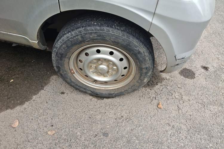 Used Wuling Rongguang 2017 1.5L Extended Basic Version Right Front Wheel Hub