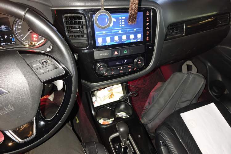 Used Mitsubishi Outlander 2016 2.4L 4x4 Luxury Edition 7-Seater