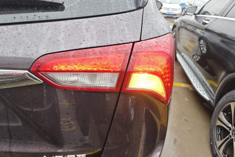 Used Buick Envision 2018 20T Two-Wheel Drive Luxury Model Right Rear Taillight