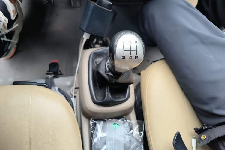 Used Foton Scenic V5 2017 1.5L Long-Wheelbase 450 Van Standard Edition DAM15DR
