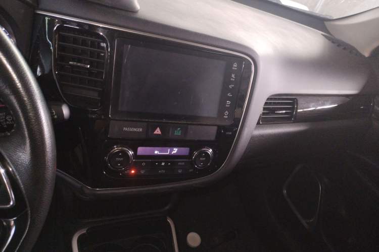 Used Mitsubishi Outlander 2019 2.0L Two-Wheel Drive Comfort Edition 5 Seats China VI Standard Audio And AC Panel