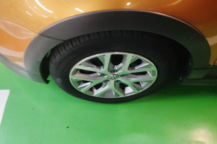 Used Volkswagen Polo 2016 1.6L Cross Polo Automatic Left Front Wheel Hub