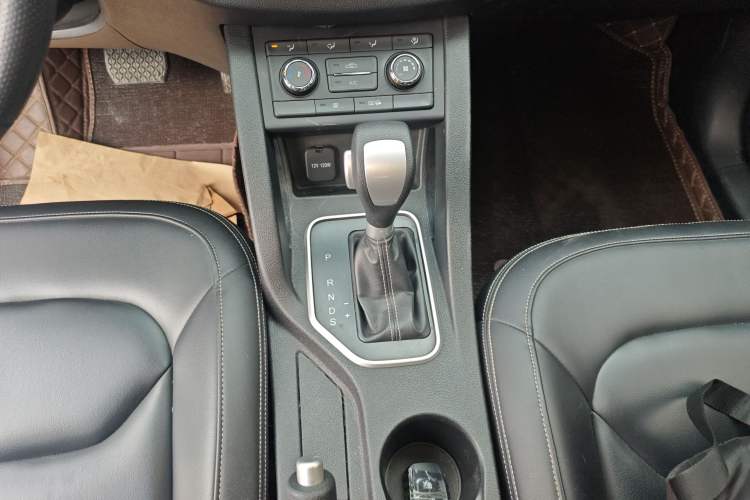 Used Bestune X40 2017 1.6L Automatic Prestige Edition Gear Lever