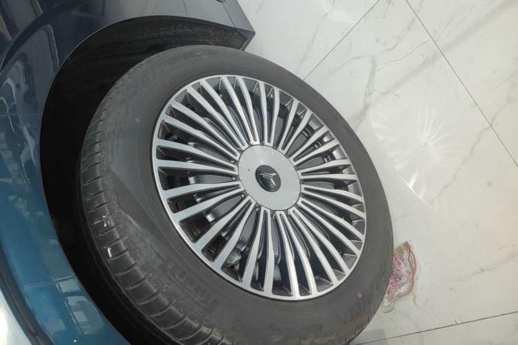 Used VOYAH Dream 2025 PHEV Four-Wheel-Drive Flagship Kunpeng Edition
