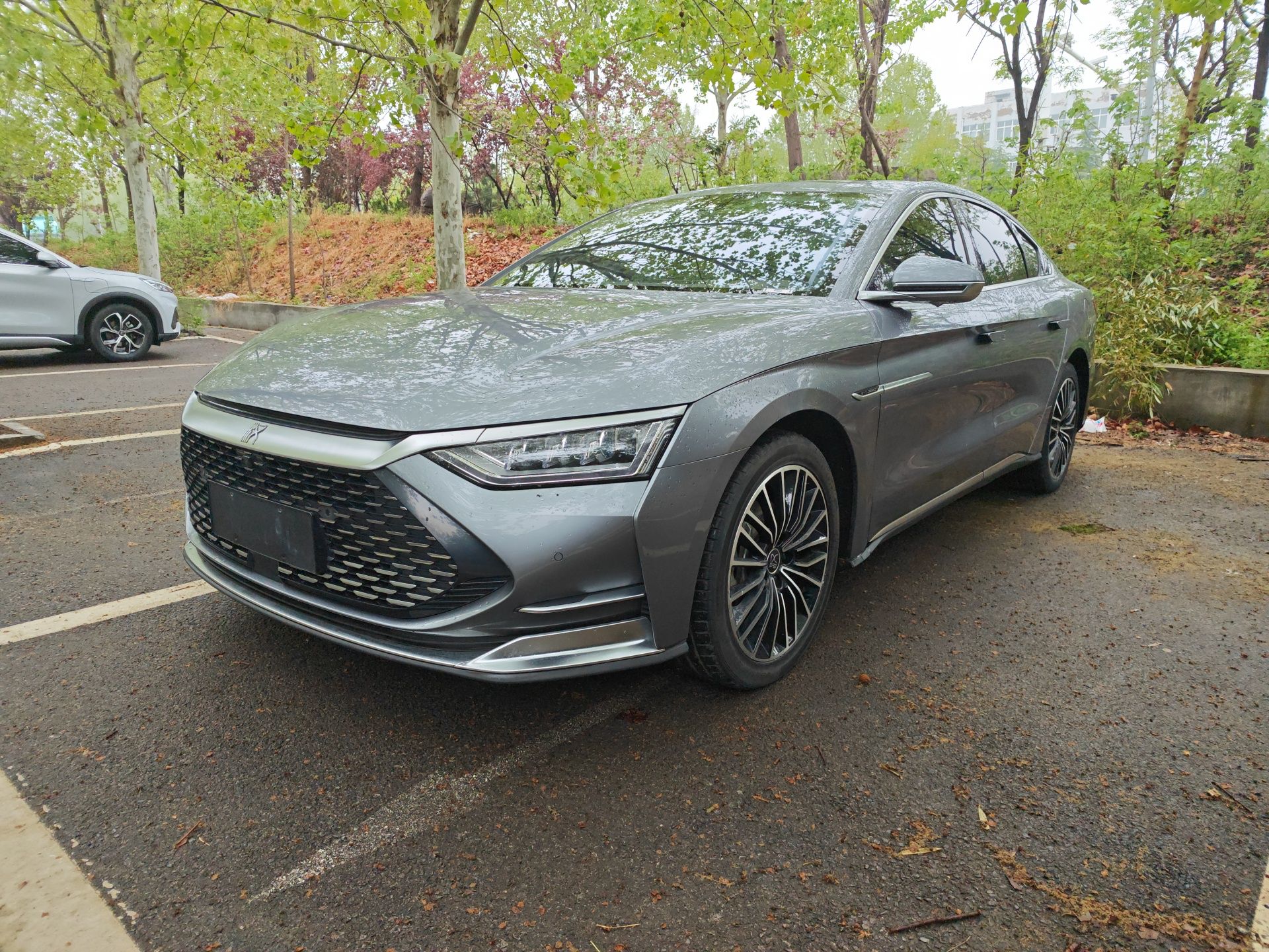 Под передней частью автомобиля