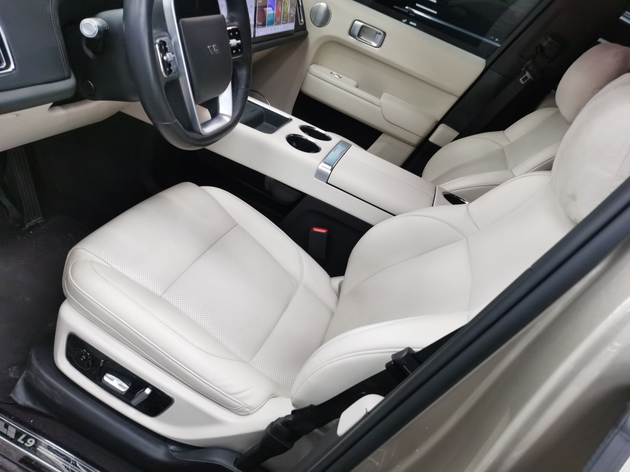 Переднее сиденье в автомобиле