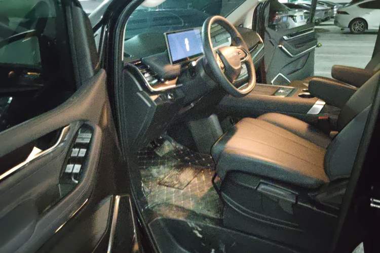 Used SAIC MAXUS G10 2025 Facelifted MAX 2.0T Automatic Executive Version Gasoline 7 Seats Driver Seat