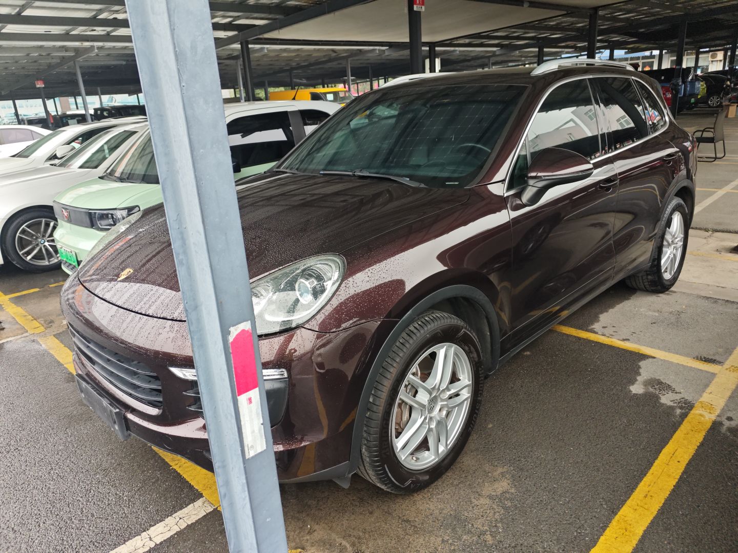 Под передней частью автомобиля