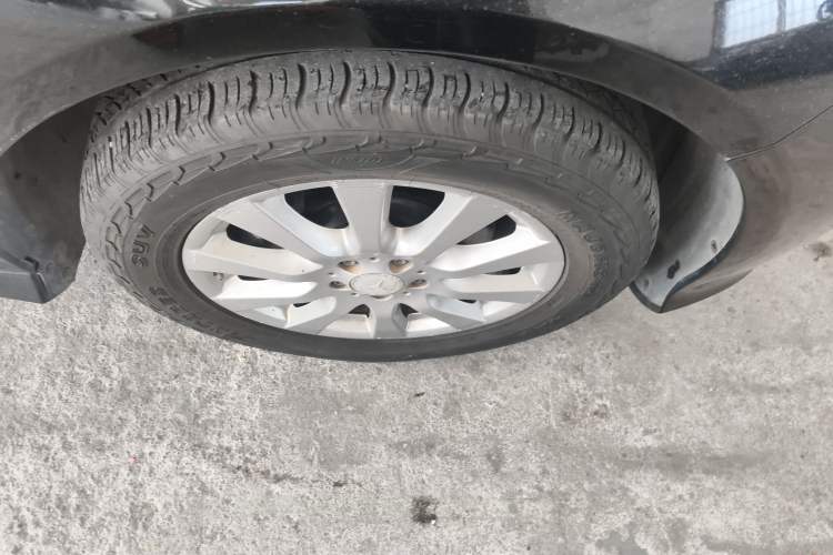 Used Mercedes-Benz R-Class 2011 R 300 L Business Model Right Front Wheel Hub