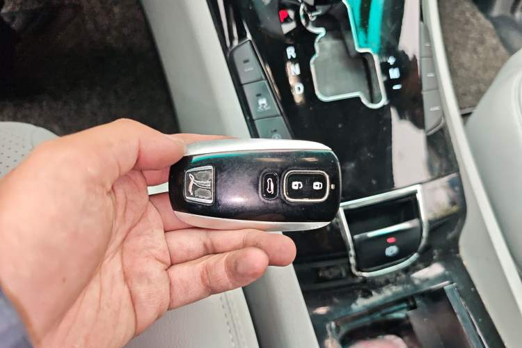 Used Luxgen Great 7 SUV 2015 2.2T Two-Wheel-Drive ZhiZun Version Vehicle Key