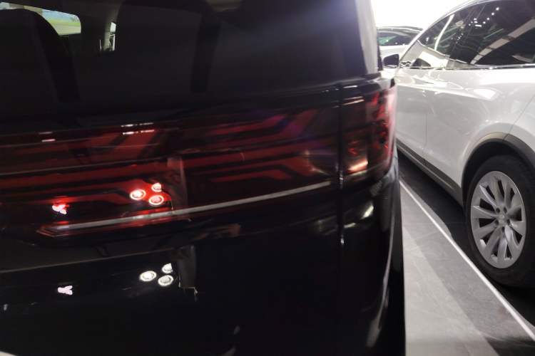 Used Denza D9 2022 DM-i 970 Four-Wheel Drive Flagship Model Exterior 3