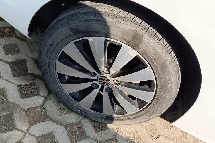 Used Volkswagen Sagitar 2017 1.6L Automatic Comfort Model Right Rear Wheel Hub