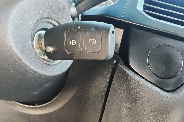 Used JMC Fushun 2022 2.0T Manual Van with Long Wheelbase Mid-Height Roof and 3 Seats
